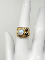 Laden Sie das Bild in den Galerie-Viewer, 18K Gelbgold Ring mit Kristall und Saphir
