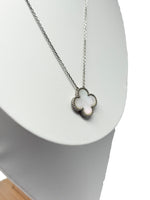 Laden Sie das Bild in den Galerie-Viewer, Van Cleef &amp; Arpels Halskette mit 750er Weißgold
