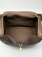 Laden Sie das Bild in den Galerie-Viewer, Hermés Schultertasche Lindy 30 Taurillon Clemence 18 Etoupe
