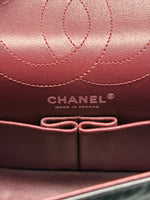 Laden Sie das Bild in den Galerie-Viewer, Chanel Handtasche Vintage Look, Kaviarleder, Überschlagtasche
