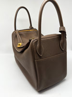 Laden Sie das Bild in den Galerie-Viewer, Hermés Schultertasche Lindy 30 Taurillon Clemence 18 Etoupe
