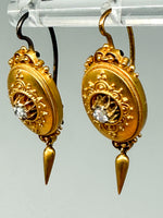 Laden Sie das Bild in den Galerie-Viewer, Antikes Schmuckset aus 21,6 Karat Gelbgold mit Diamanten, Ohrringe und Brosche
