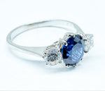 Laden Sie das Bild in den Galerie-Viewer, Ring 585er Weißgold mit Diamanten und Saphir
