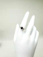 Laden Sie das Bild in den Galerie-Viewer, Ring 585er Weißgold mit Diamanten und Saphir
