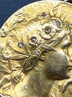 Laden Sie das Bild in den Galerie-Viewer, 21,6 Karate Münze in Form von Brosche mit Diamanten von F. Vernon
