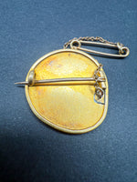 Laden Sie das Bild in den Galerie-Viewer, 21,6 Karate Münze in Form von Brosche mit Diamanten von F. Vernon
