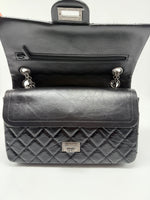 Laden Sie das Bild in den Galerie-Viewer, Chanel Handtasche Vintage Look, Kaviarleder, Überschlagtasche
