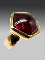 Laden Sie das Bild in den Galerie-Viewer, 750er Gelbgold Ring mit Turmalin

