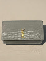 Laden Sie das Bild in den Galerie-Viewer, Yves Saint Laurent Cassandre, Tasche fürs Handy mit Riemen aus glänzendem Leder mit Krokoprägung
