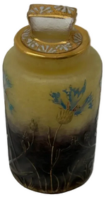 Laden Sie das Bild in den Galerie-Viewer, Daum Nancy Deckeldose aus alabasterfarbenem Glas &amp; Vergoldetem Deckel
