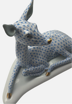 Laden Sie das Bild in den Galerie-Viewer, Herend Porzellan Figur Reh Fischernetz Blau 1. Wahl
