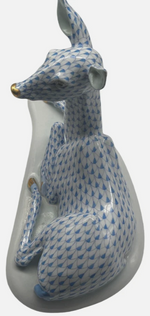 Laden Sie das Bild in den Galerie-Viewer, Herend Porzellan Figur Reh Fischernetz Blau 1. Wahl
