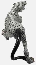 Laden Sie das Bild in den Galerie-Viewer, Herend Porzellan Panther Figur Fischernetz 1. Wahl Schwarz
