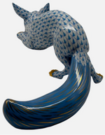 Laden Sie das Bild in den Galerie-Viewer, Herend Porzellan Figur Fuchs Fischernetz Blau 1. Wahl
