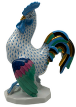 Laden Sie das Bild in den Galerie-Viewer, Herend Porzellan Figur Hahn Fischernetz Blau 1. Wahl
