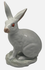 Laden Sie das Bild in den Galerie-Viewer, Herend Porzellan Figur Hase mit roten Augen
