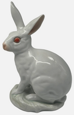 Laden Sie das Bild in den Galerie-Viewer, Herend Porzellan Figur Hase mit roten Augen
