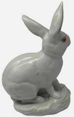 Laden Sie das Bild in den Galerie-Viewer, Herend Porzellan Figur Hase mit roten Augen
