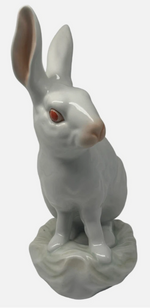 Laden Sie das Bild in den Galerie-Viewer, Herend Porzellan Figur Hase mit roten Augen

