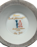 Laden Sie das Bild in den Galerie-Viewer, KPM Berlin Porzellan Deckelvase Weihnachten 1956 geblümt
