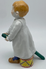 Laden Sie das Bild in den Galerie-Viewer, Meissen Porzellanfigur 1. Wahl, Kind mit Stecken
