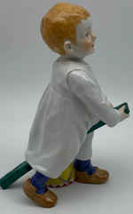 Laden Sie das Bild in den Galerie-Viewer, Meissen Porzellanfigur 1. Wahl, Kind mit Stecken
