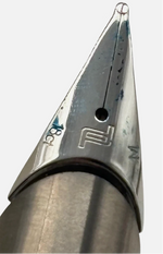 Laden Sie das Bild in den Galerie-Viewer, Porsche Design Solid Fountain Pen ''M'' 18K Füllfederhalter
