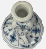 Laden Sie das Bild in den Galerie-Viewer, Meissen Porzellan Kerzenständer 1. Wahl 17 cm Zwiebelmuster

