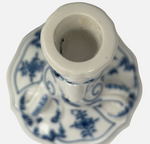 Laden Sie das Bild in den Galerie-Viewer, Meissen Porzellan Kerzenständer 1. Wahl 17 cm Zwiebelmuster
