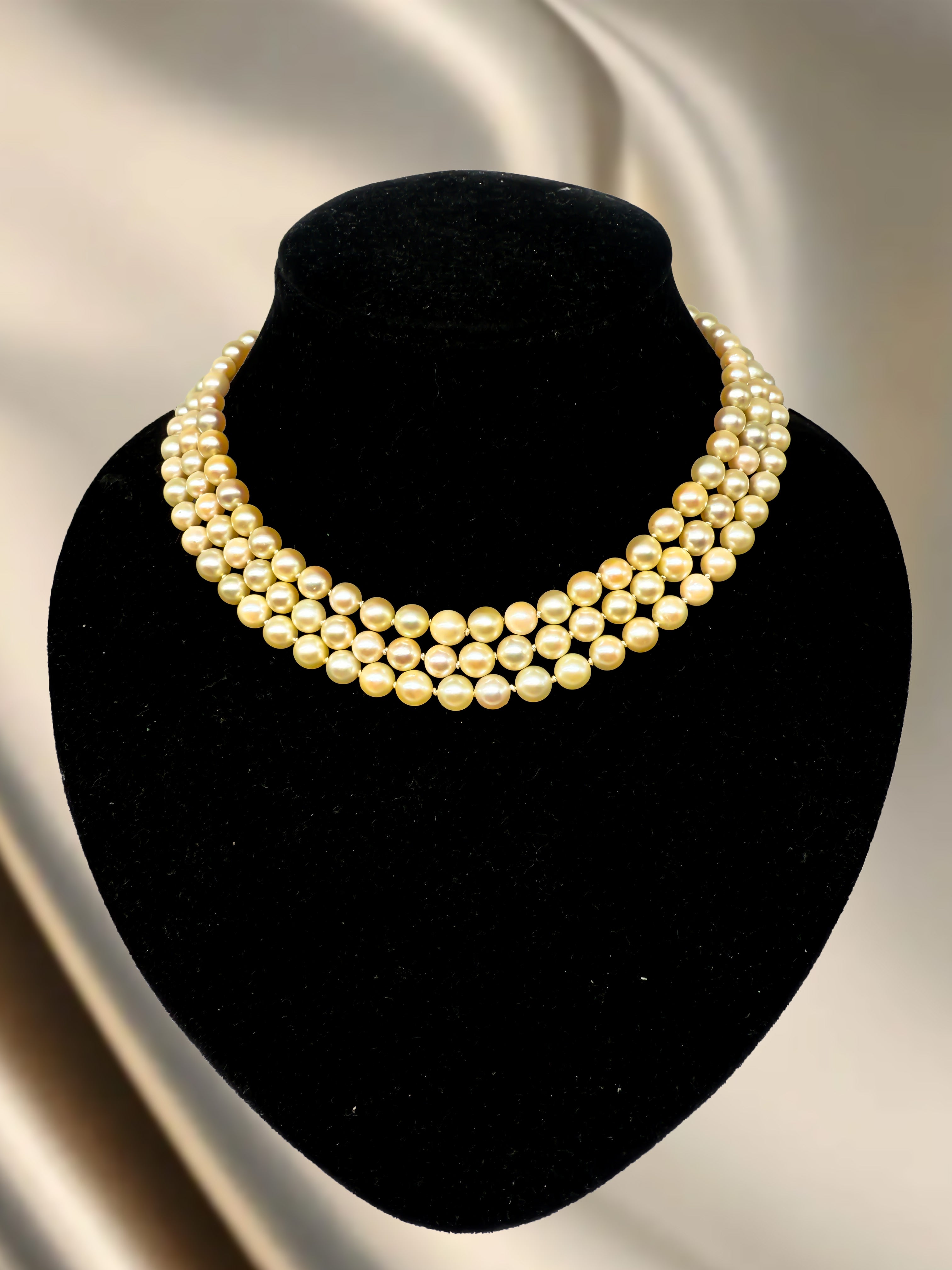 Dreifach Perlenkette abgestuft mit 585er Gelbgold Verschluss und Diamanten