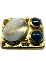 Laden Sie das Bild in den Galerie-Viewer, 18K Gelbgold Ring mit Kristall und Saphir
