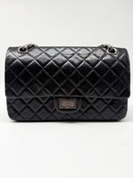 Laden Sie das Bild in den Galerie-Viewer, Chanel Handtasche Vintage Look, Kaviarleder, Überschlagtasche
