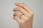 Laden Sie das Bild in den Galerie-Viewer, 18K Weißgold Ring mit Diamant

