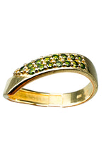 Laden Sie das Bild in den Galerie-Viewer, Ring 585er Gelbgold mit grünen Diamanten
