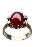 Laden Sie das Bild in den Galerie-Viewer, Gelbgold Ring aus 585er mit Rubin und Diamanten
