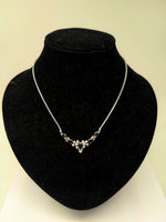 Laden Sie das Bild in den Galerie-Viewer, 585er Weißgold Collier mit Saphir und Diamanten, Zertifikat vorhanden
