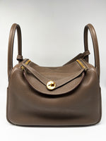 Laden Sie das Bild in den Galerie-Viewer, Hermés Schultertasche Lindy 30 Taurillon Clemence 18 Etoupe

