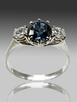 Laden Sie das Bild in den Galerie-Viewer, Ring 585er Weißgold mit Diamanten und Saphir
