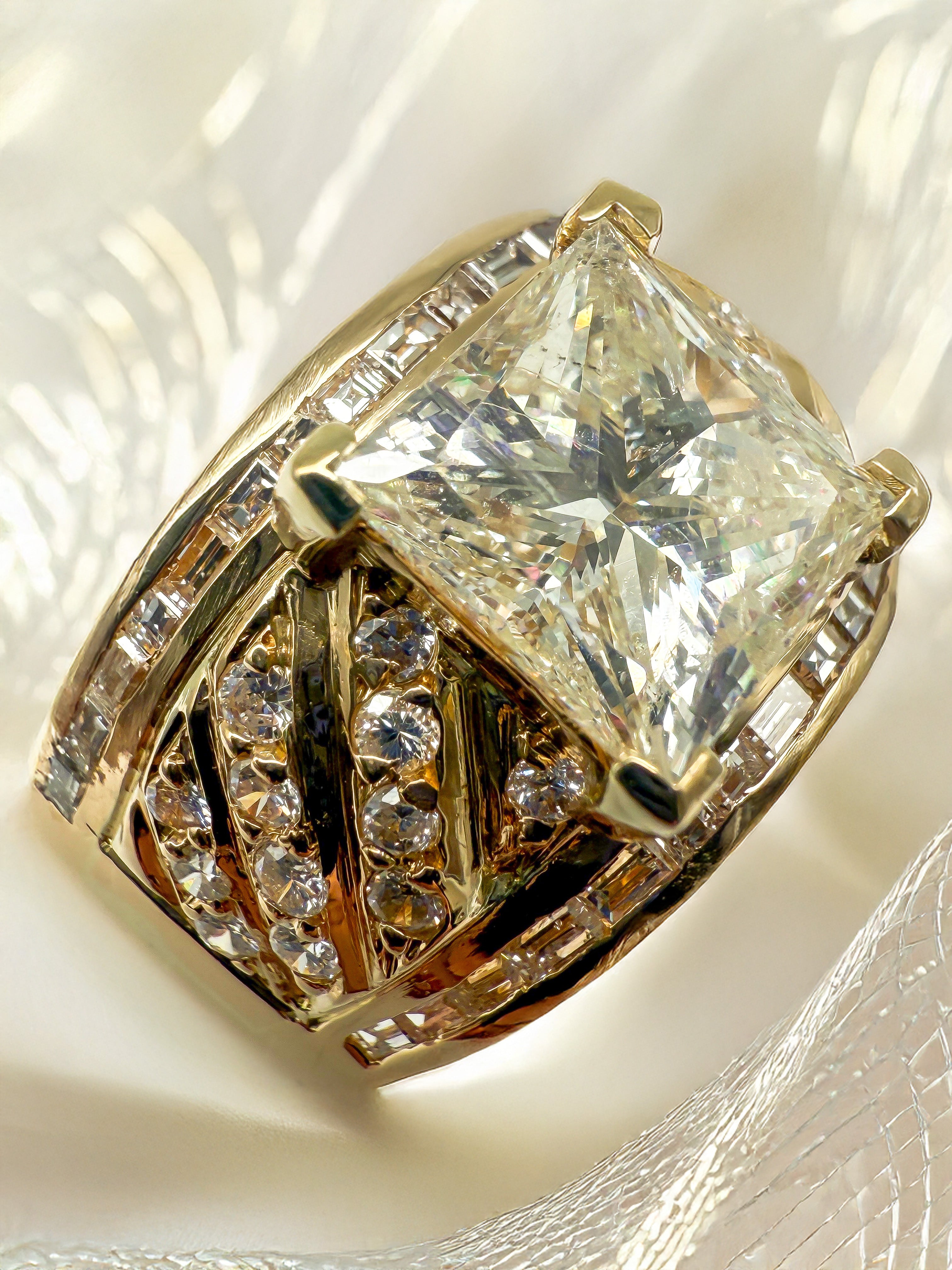 750er Gelbgold Ring mit Diamanten