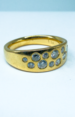 Laden Sie das Bild in den Galerie-Viewer, Ring 750er Gelbgold mit Diamanten
