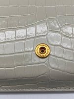 Laden Sie das Bild in den Galerie-Viewer, Yves Saint Laurent Cassandre, Tasche fürs Handy mit Riemen aus glänzendem Leder mit Krokoprägung

