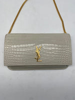 Laden Sie das Bild in den Galerie-Viewer, Yves Saint Laurent Cassandre, Tasche fürs Handy mit Riemen aus glänzendem Leder mit Krokoprägung
