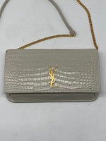 Laden Sie das Bild in den Galerie-Viewer, Yves Saint Laurent Cassandre, Tasche fürs Handy mit Riemen aus glänzendem Leder mit Krokoprägung
