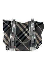 Laden Sie das Bild in den Galerie-Viewer, Burberry Schwarz Beat Check Nylon Victoria Tragetasche
