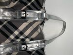 Laden Sie das Bild in den Galerie-Viewer, Burberry Schwarz Beat Check Nylon Victoria Tragetasche
