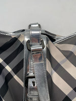 Laden Sie das Bild in den Galerie-Viewer, Burberry Schwarz Beat Check Nylon Victoria Tragetasche
