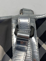 Laden Sie das Bild in den Galerie-Viewer, Burberry Schwarz Beat Check Nylon Victoria Tragetasche

