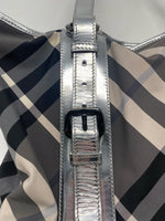 Laden Sie das Bild in den Galerie-Viewer, Burberry Schwarz Beat Check Nylon Victoria Tragetasche

