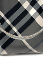Laden Sie das Bild in den Galerie-Viewer, Burberry Schwarz Beat Check Nylon Victoria Tragetasche
