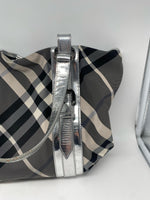 Laden Sie das Bild in den Galerie-Viewer, Burberry Schwarz Beat Check Nylon Victoria Tragetasche
